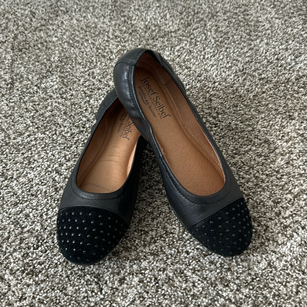 Hardly worn black flats